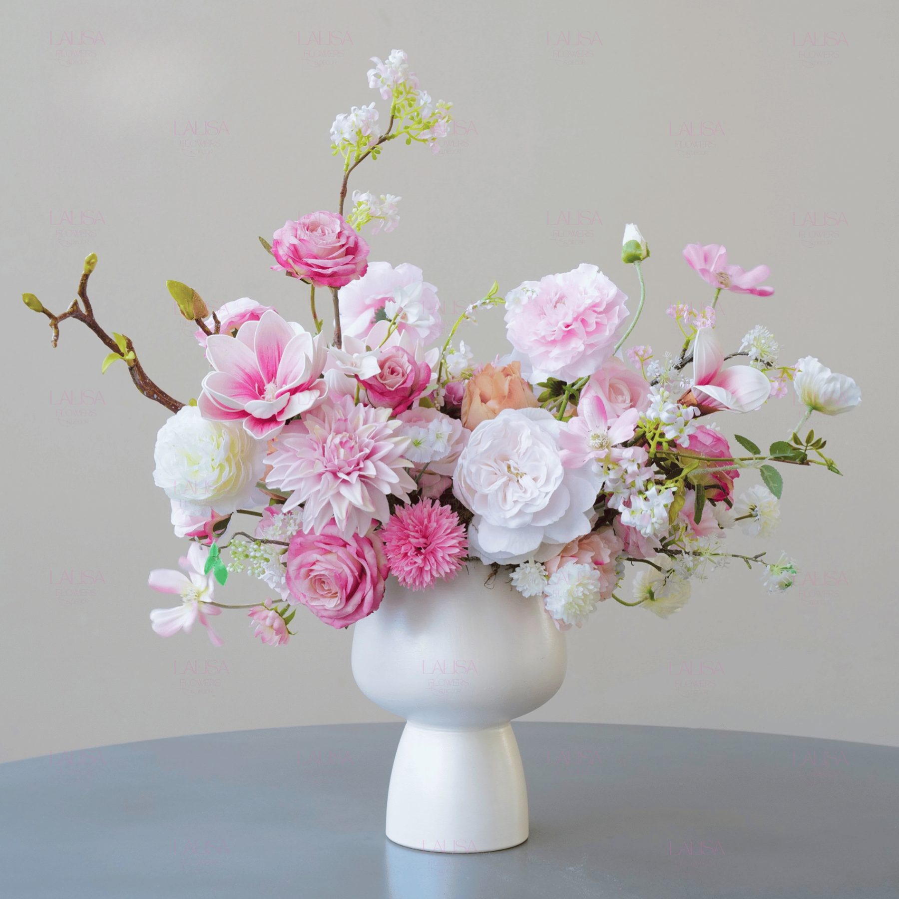 Xu hướng hoa lụa phong cách châu âu tích hợp ánh sáng mang lại vẻ đẹp huyền ảo cho nội thất