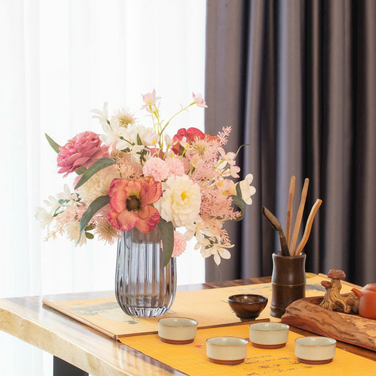 Bình hoa lụa để bàn phòng khách phong cách Modern Luxury Lalisa